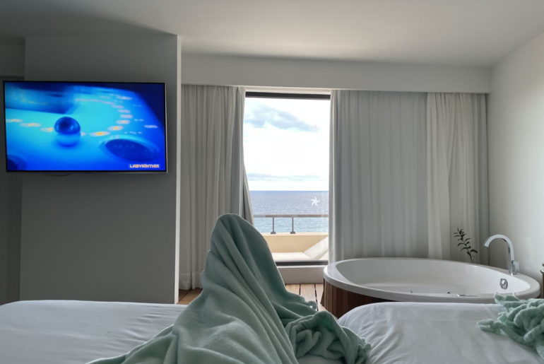 Urlaub mit Kindern auf den Kanarischen Inseln über Weihnachten 2020 im Hotel Iberostar Playa Gaviotas (Erfahrungsbericht) Iberostar Playa Gaviotas Zimmer Suite Jaccuzzi