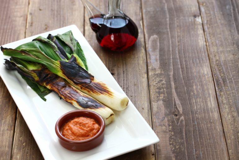Calçots – gegrillte Zwiebeln mit einer Sauce Romesco (Rezept) calcots-gegrillte-zwiebeln-romesco-sauce-katalonien