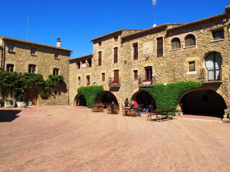 Monells- schönes kleines Dorf in Katalonien