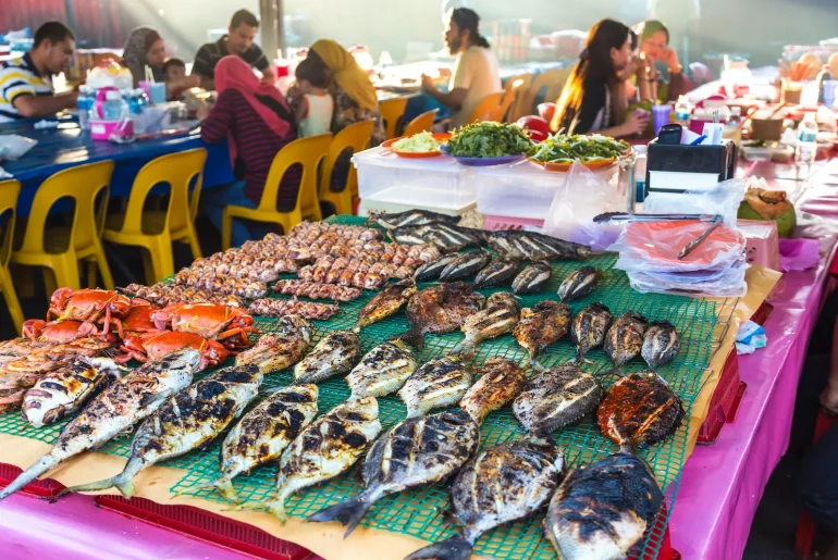 Die 10 besten Fischrestaurants auf Mallorca grilled-fish-on-a-table-at-a-food-market-restaurant