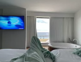 Urlaub mit Kindern auf den Kanarischen Inseln über Weihnachten 2020 im Hotel Iberostar Playa Gaviotas (Erfahrungsbericht) Iberostar Playa Gaviotas Zimmer Suite Jaccuzzi