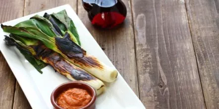 calcots-gegrillte-zwiebeln-romesco-sauce-katalonien