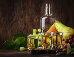 Raki: Ein türkisches Nationalgetränk mit einer rätselhaften Geschichte Raki alkoholisches Getränk aus Türkei